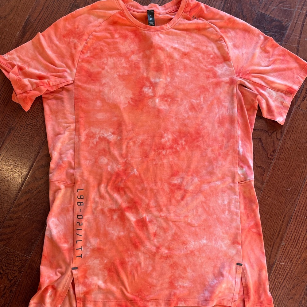 Lululemon Mens athletic shirt. L98-021/LTT